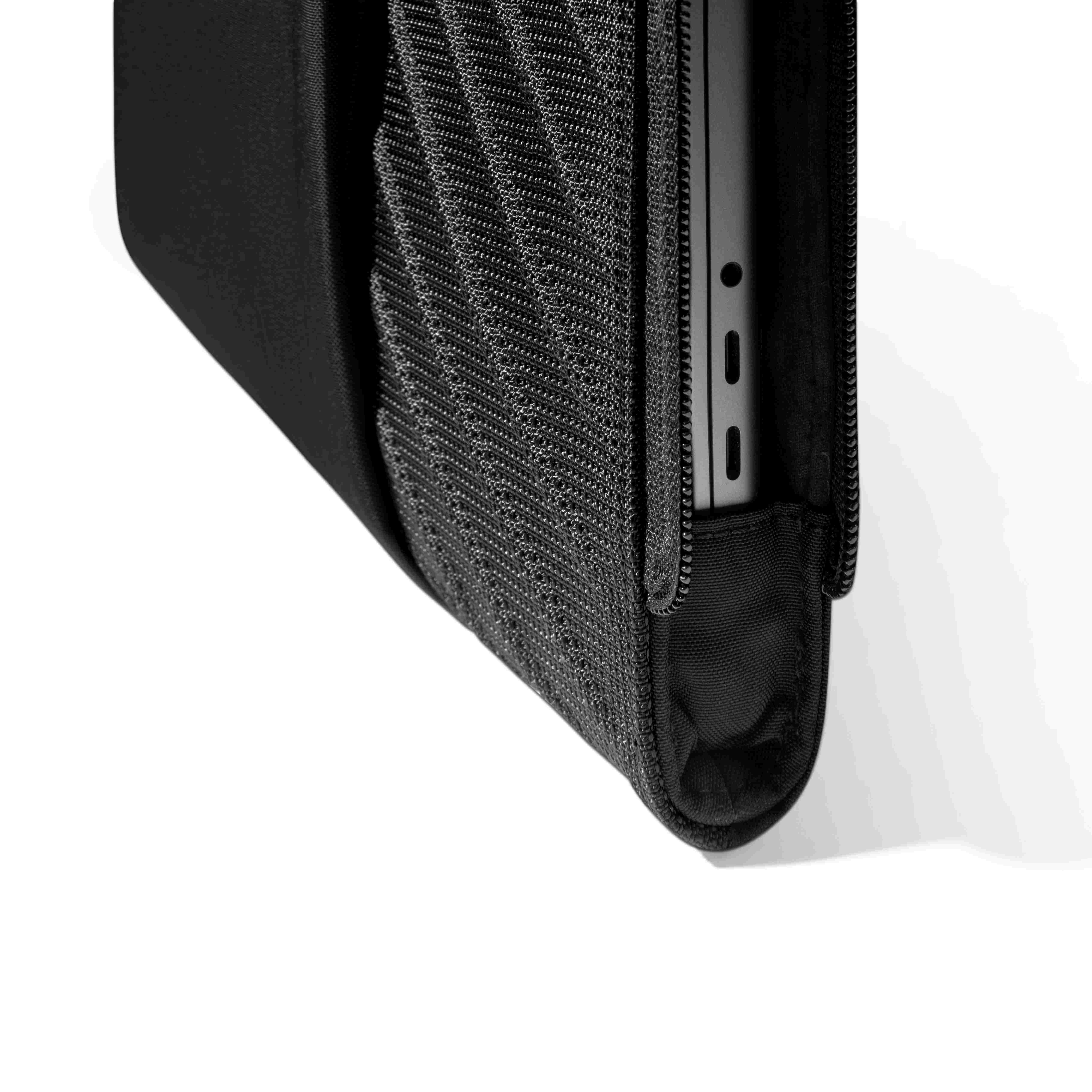 TOMTOC VOYAGE A10 16 INCH LAPTOP SLEEVE BLACK A10F2D1 thumbnail 5