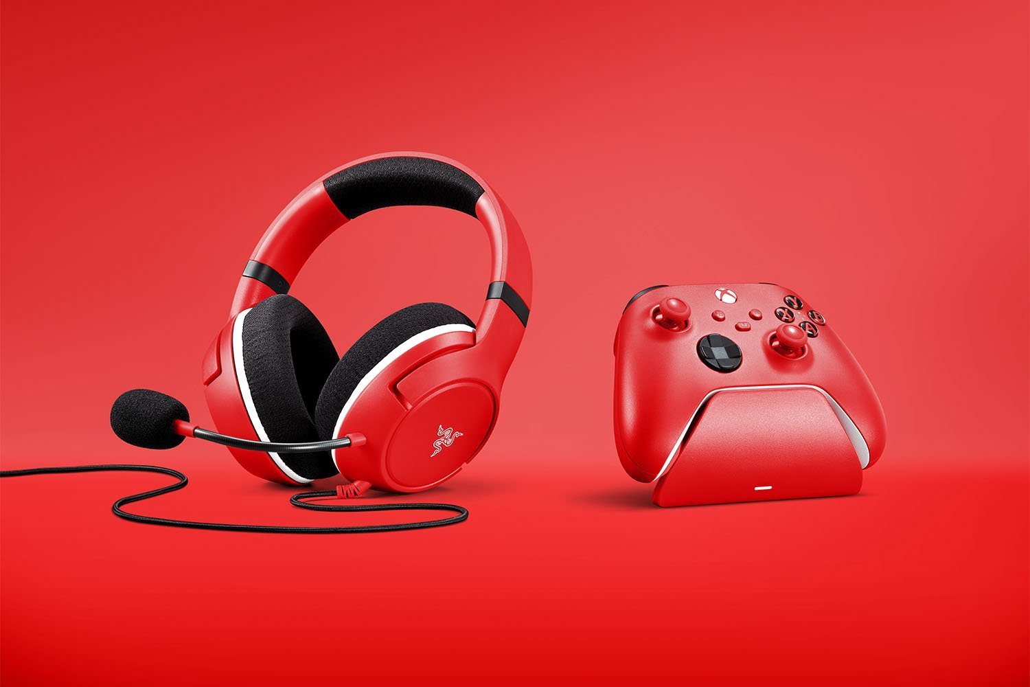 RAZER ESSENTIAL DUO BUNDLE FOR XBOX - RED (KAIRA X FOR XBOX CHARGING STAND FOR XBOX CONTROLLER) RZ82-03970200-B3M1