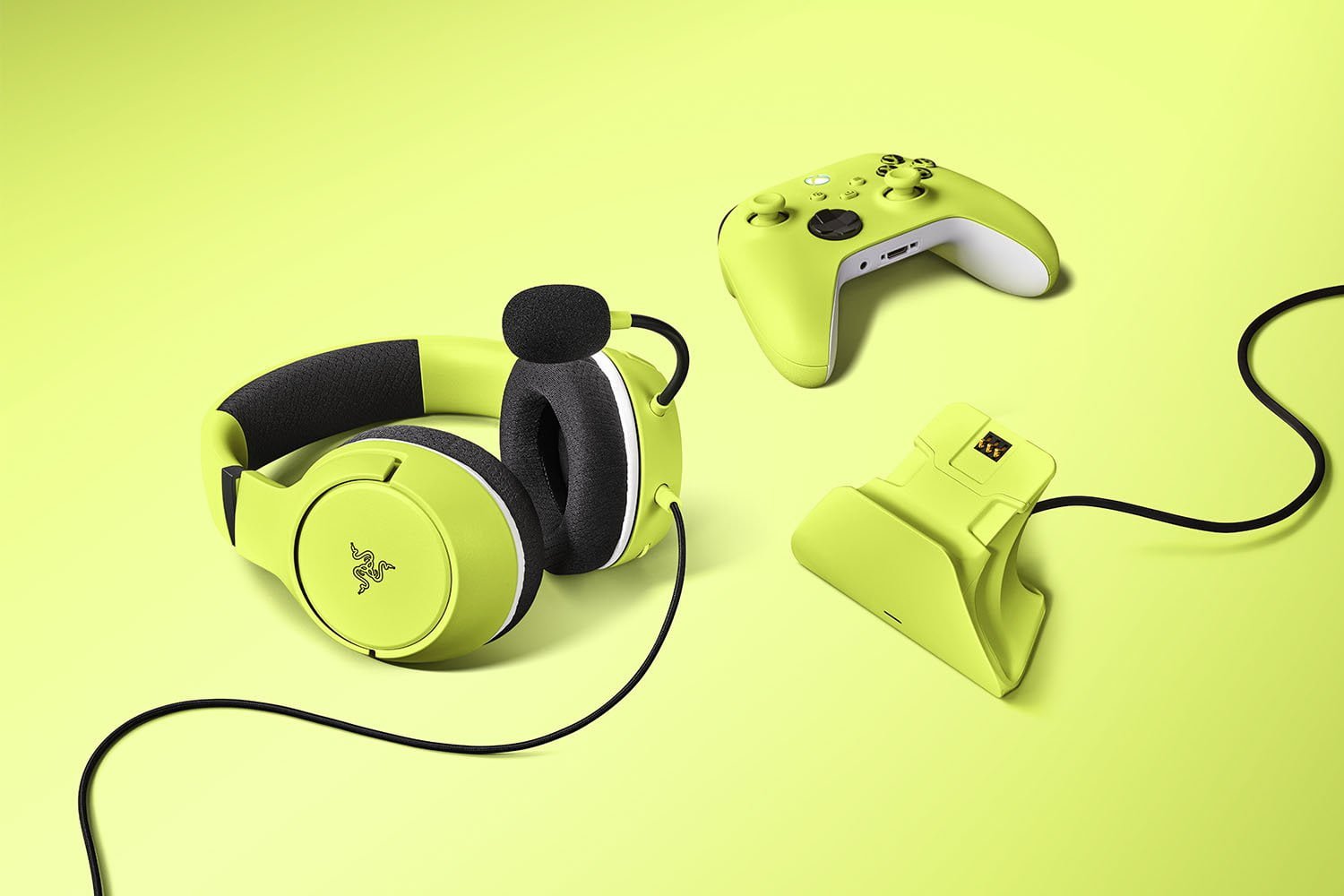RAZER ESSENTIAL DUO BUNDLE FOR XBOX - LIME (KAIRA X FOR XBOX CHARGING STAND FOR XBOX CONTROLLER) RZ82-03970300-B3M1