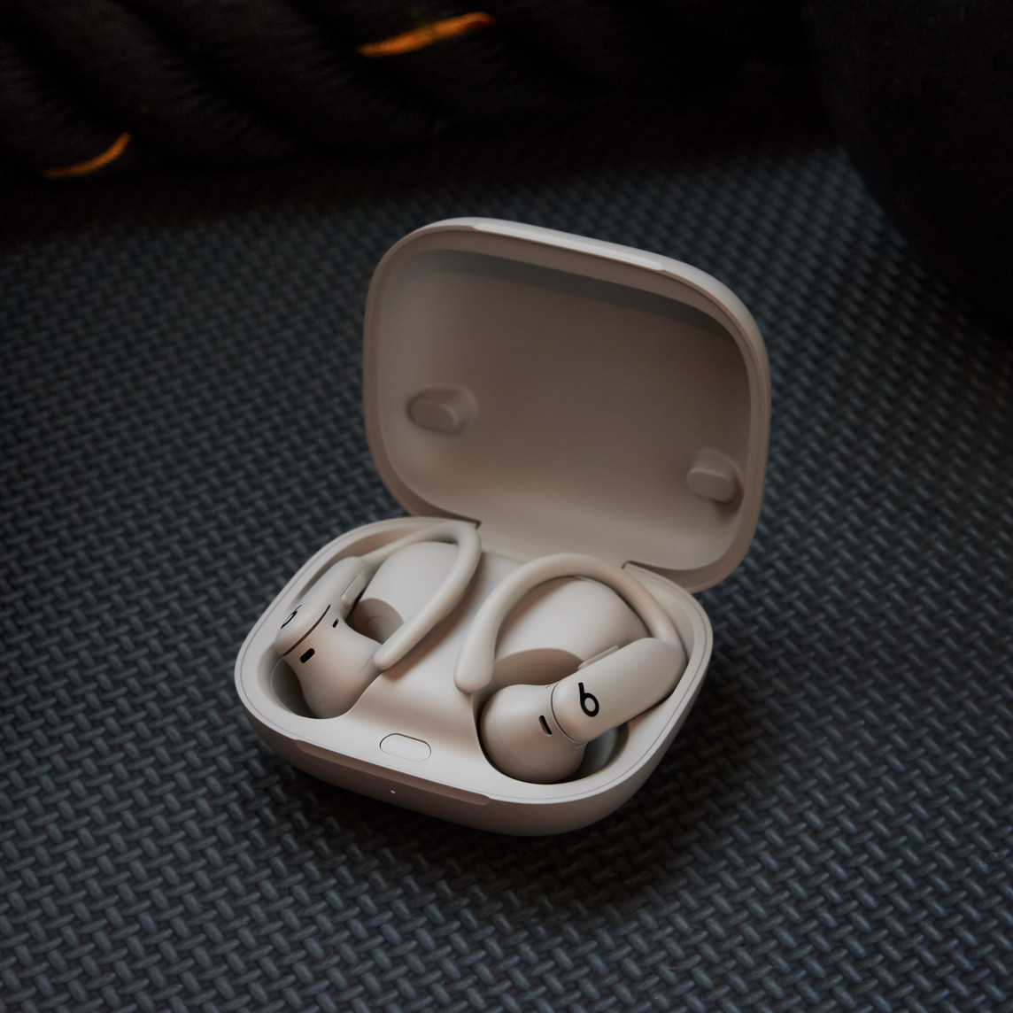 POWERBEATS PRO 2 HIGH PERFORMANCE EARBUDS QUICK SAND MX733 thumbnail 4