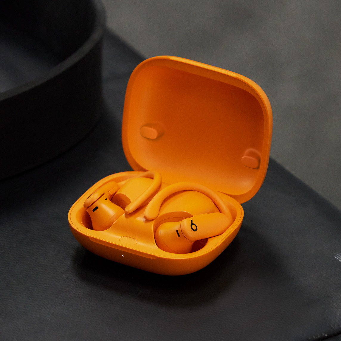 POWERBEATS PRO 2 HIGH PERFORMANCE EARBUDS ELECTRIC ORANGE MX743 thumbnail 5