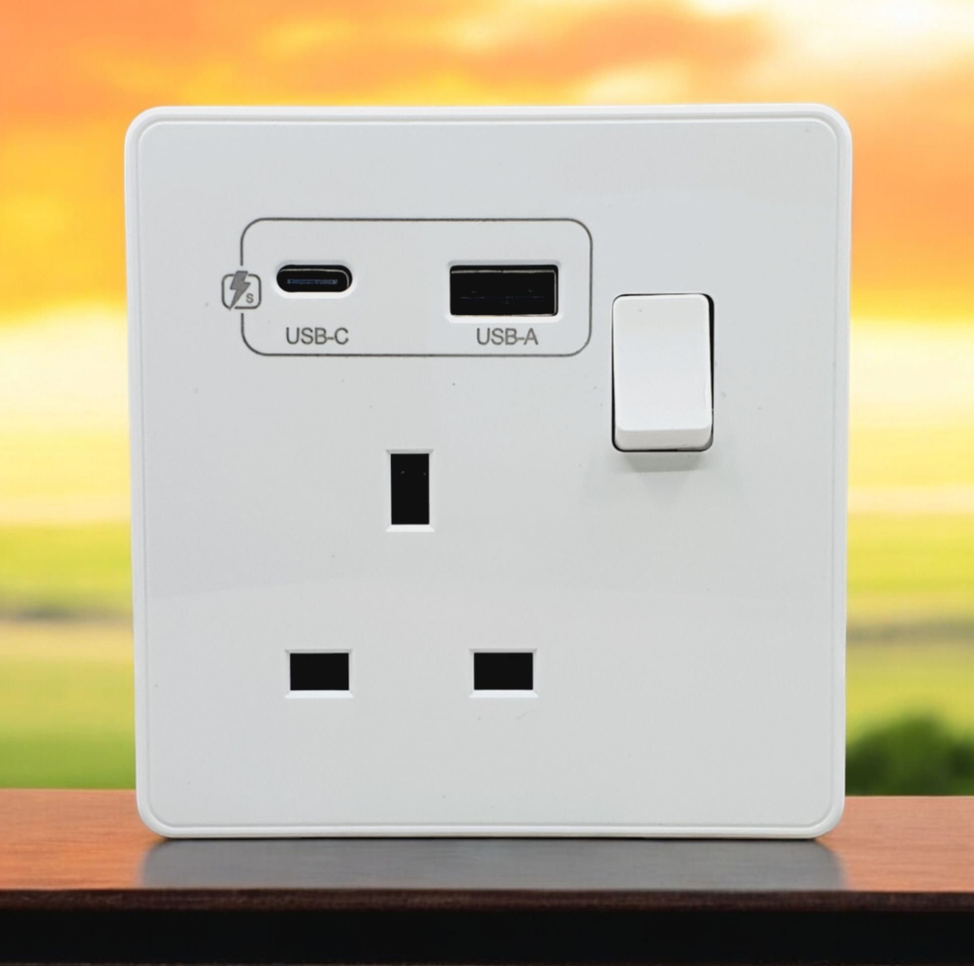 POWER PANEL WITH ONE UK SOCKET&USB/TYPE-C PORTS WHITE