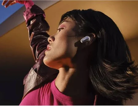 BOSE QUIETCOMFORT ULTRA WIRELESS NOISE CANCELING EARBUDS 2ND GEN WHITE SMOKE 896637-0020 thumbnail 4