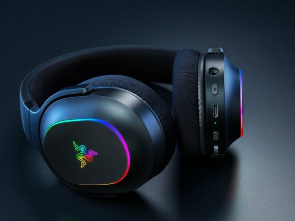 The Razer Barracuda X Chroma Black 7.1 Wireless Gaming Headset delivers a cutting-edge audio experience tailored for gamers who demand superior sound and comfort. Designed with precision